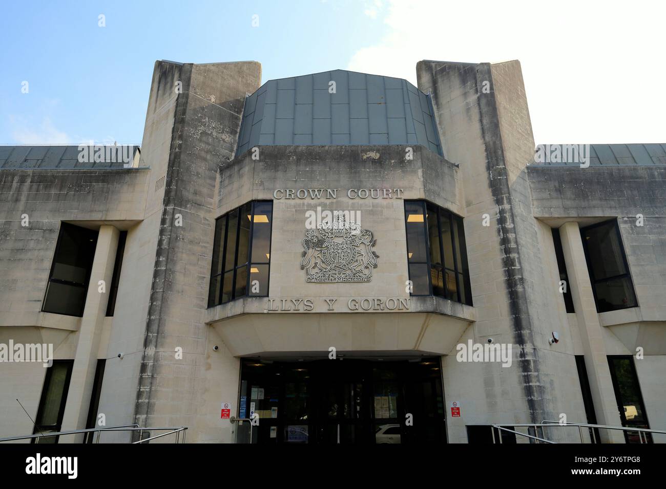Ingresso principale e stemma dello Swansea Crown Court. Contea e città di Swansea, Galles del Sud, Regno Unito Foto Stock