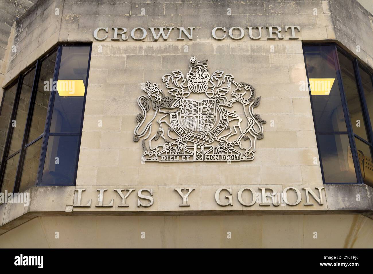 Ingresso principale e stemma dello Swansea Crown Court. Contea e città di Swansea, Galles del Sud, Regno Unito Foto Stock