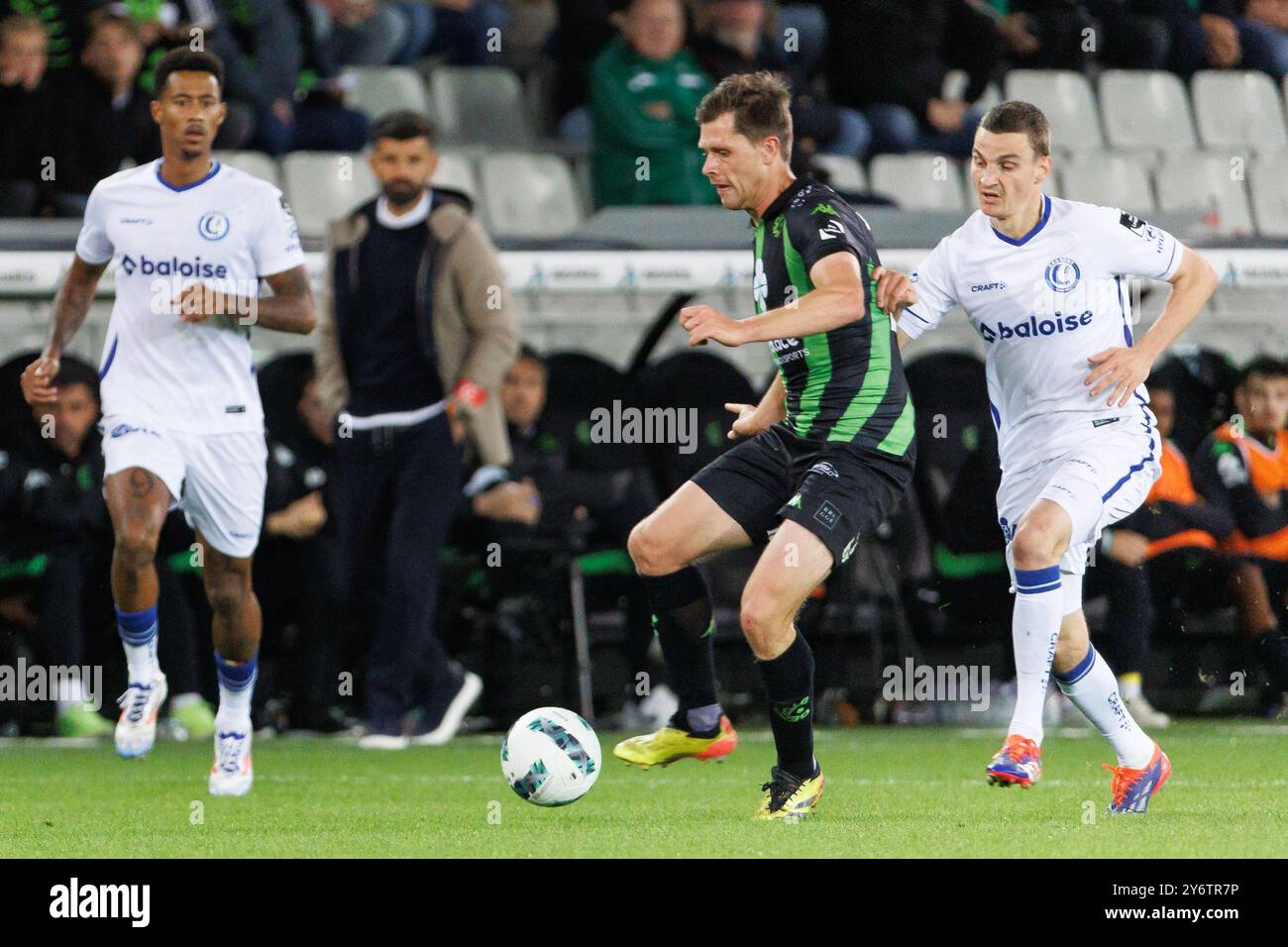 Brugge, Belgio. 26 settembre 2024. Hannes Van der Bruggen di Cercle e Pieter Gerkens di Gent combattono per il pallone durante una partita di calcio tra Cercle Brugge KV e KAA Gent, giovedì 26 settembre 2024 a Brugge, una partita rinviata del giorno 5 della stagione 2024-2025 della prima divisione del campionato belga 'Jupiler Pro League'. BELGA FOTO KURT DESPLENTER credito: Belga News Agency/Alamy Live News Foto Stock