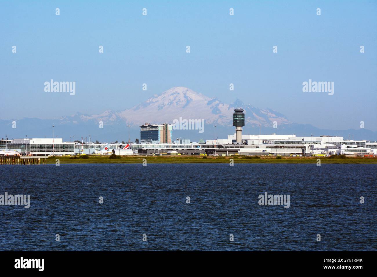 Aeroporto internazionale di Vancouver (YVR), Mount Baker e l'Oceano Pacifico visti dal molo di Iona, Iona Beach Regional Park, British Columbia, Canada. Foto Stock