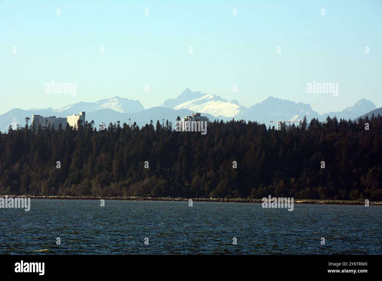 Una vista delle lontane vette dei Monti Garibaldi, vista dal fiume Fraser e dal Parco regionale di Iona, vicino a Vancouver, Columbia Britannica, Canada. Foto Stock