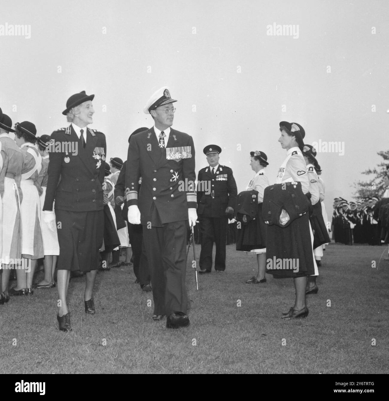 PRINCIPE BERNHARD AL ST. JOHNS AMBULANCE BRIGADE NEL SURREY 17 SETTEMBRE 1961 Foto Stock