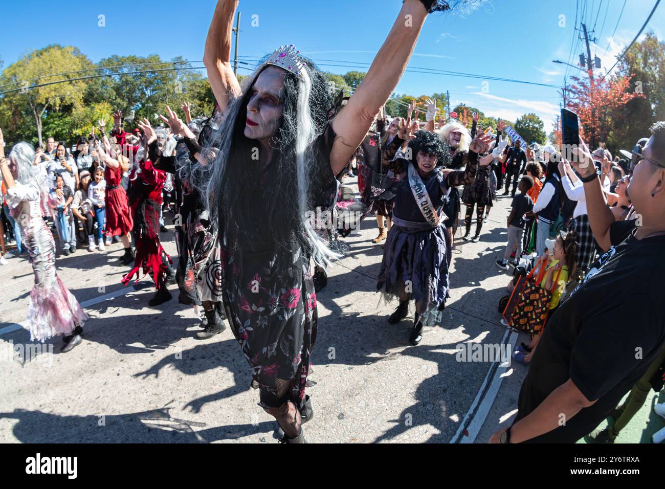 Atlanta, GA / USA - 22 ottobre 2023: Le femmine del gruppo di ballo Stayin' Alive sono vestite da zombie mentre si esibiscono nella sfilata di Halloween di Atlanta. Foto Stock