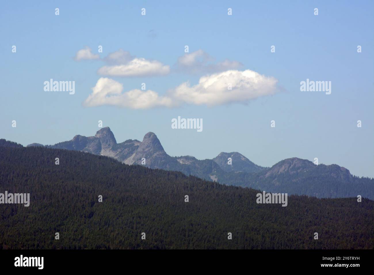 I pendii boscosi delle North Shore Mountains delle Coast Ranges, e le cime gemelle dei Lions, vicino a Vancouver, Columbia Britannica, Canada. Foto Stock
