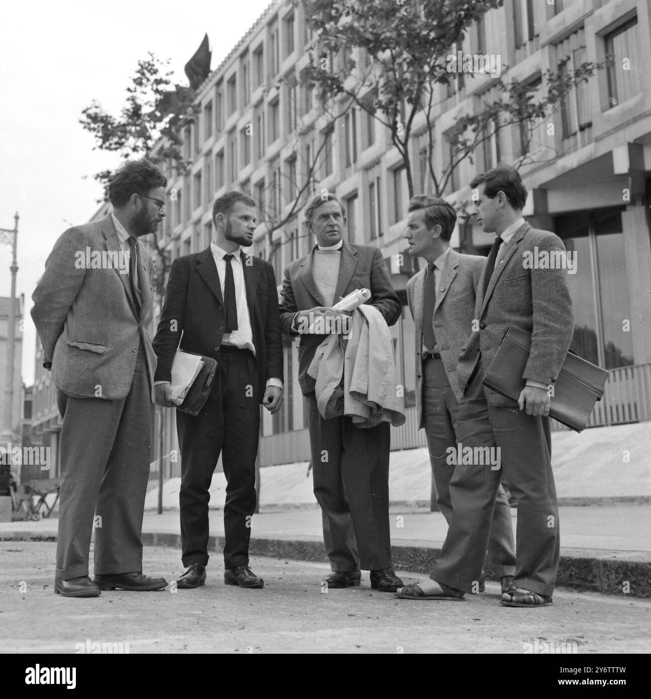SCHOENMAN E REV. MICHAEL SCOTT FUORI DALL'AMBASCIATA DEGLI STATI UNITI 7 SETTEMBRE 1961 Foto Stock