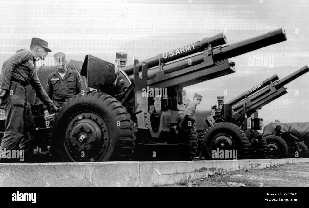 BATTERIA DI ARTIGLIERIA STATUNITENSE DI STANZA AL CONFINE DI BERLINO, 25 AGOSTO 1961 Foto Stock