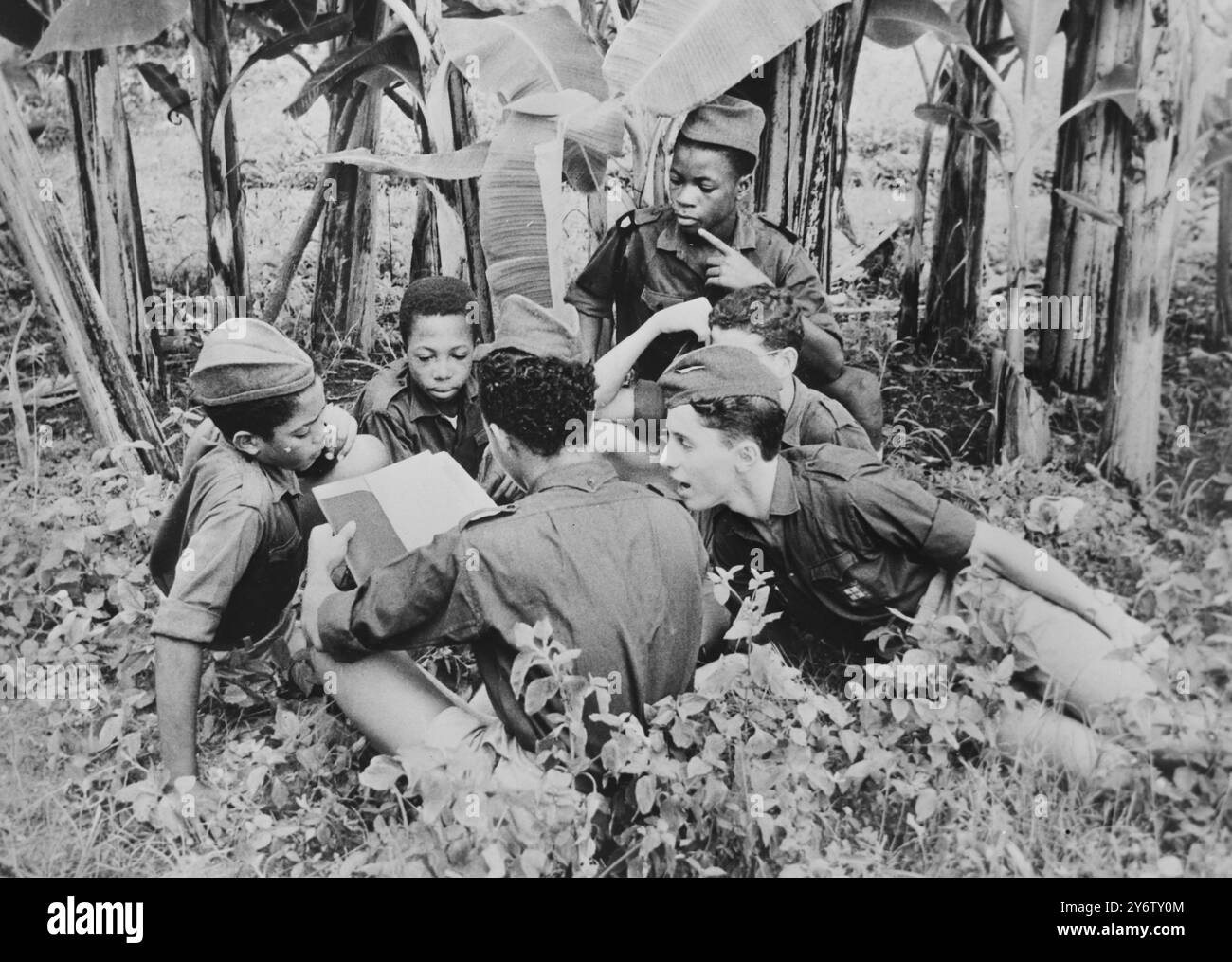 RAGAZZI SCOLASTICI E GRUPPO GIOVANILE PORTOGHESE IN ANGOLA 21 AGOSTO 1961 Foto Stock RAGAZZI SCOLASTICI E GRUPPO GIOVANILE PORTOGHESE IN ANGOLA 21 AGOSTO 1961 Foto Stock