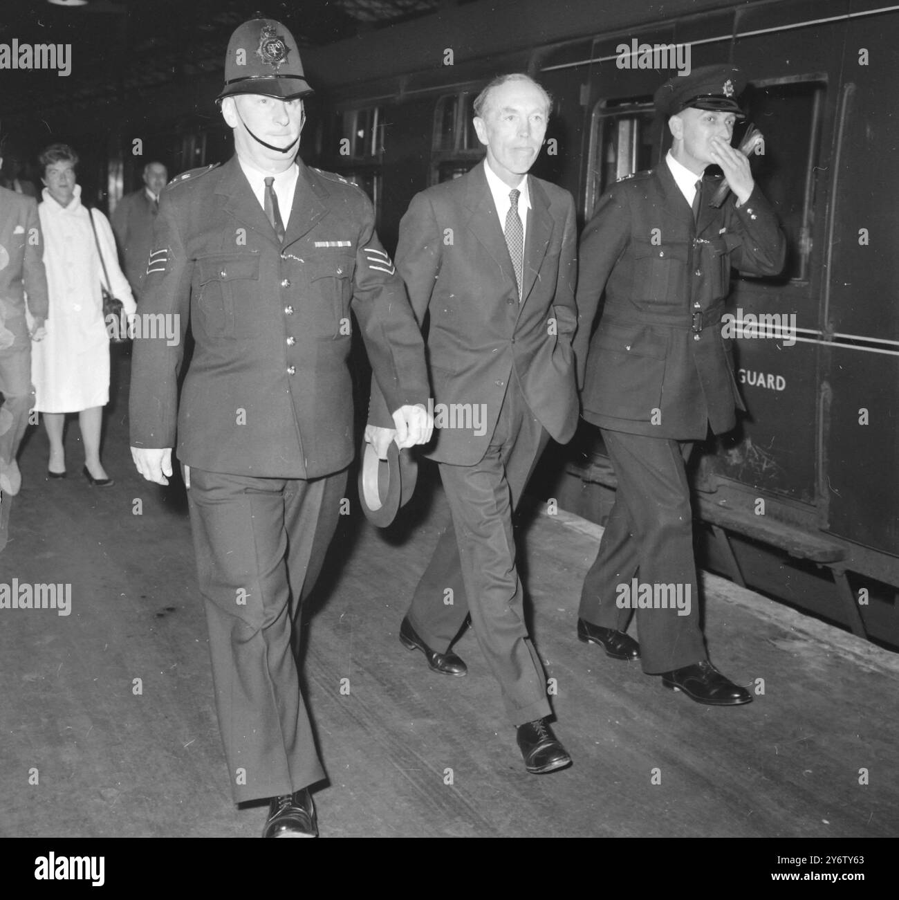 LORD HOME ARRIVA PER I COLLOQUI DI CRISI DI BERLINO / 19 AGOSTO 1961 Foto Stock