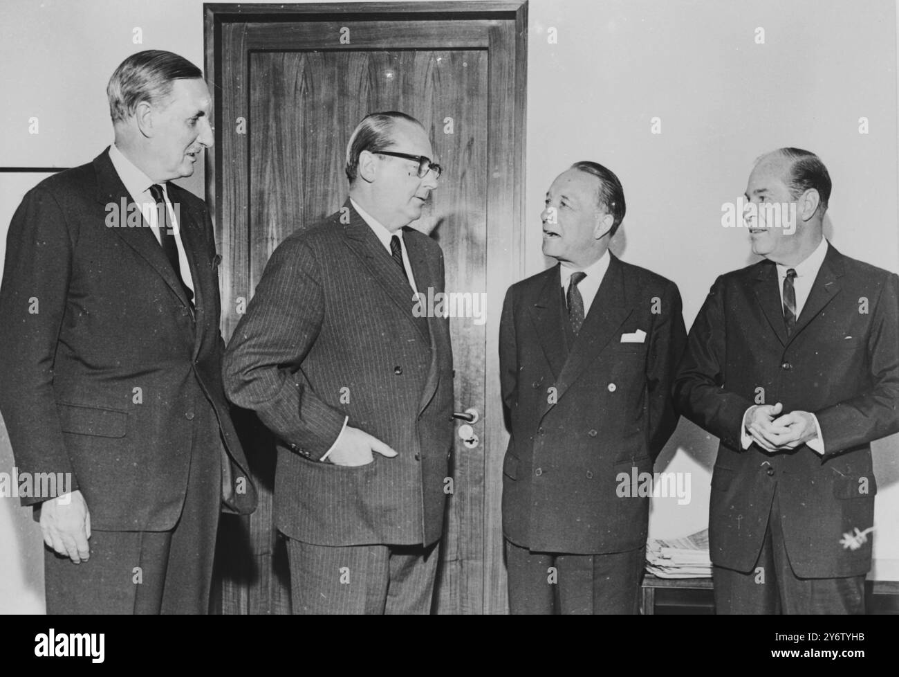 HEINRICH VON BRENTANO ALLA CONFERENZA DI BERLINO SULLA CRISI / 14 AGOSTO 1961 Foto Stock