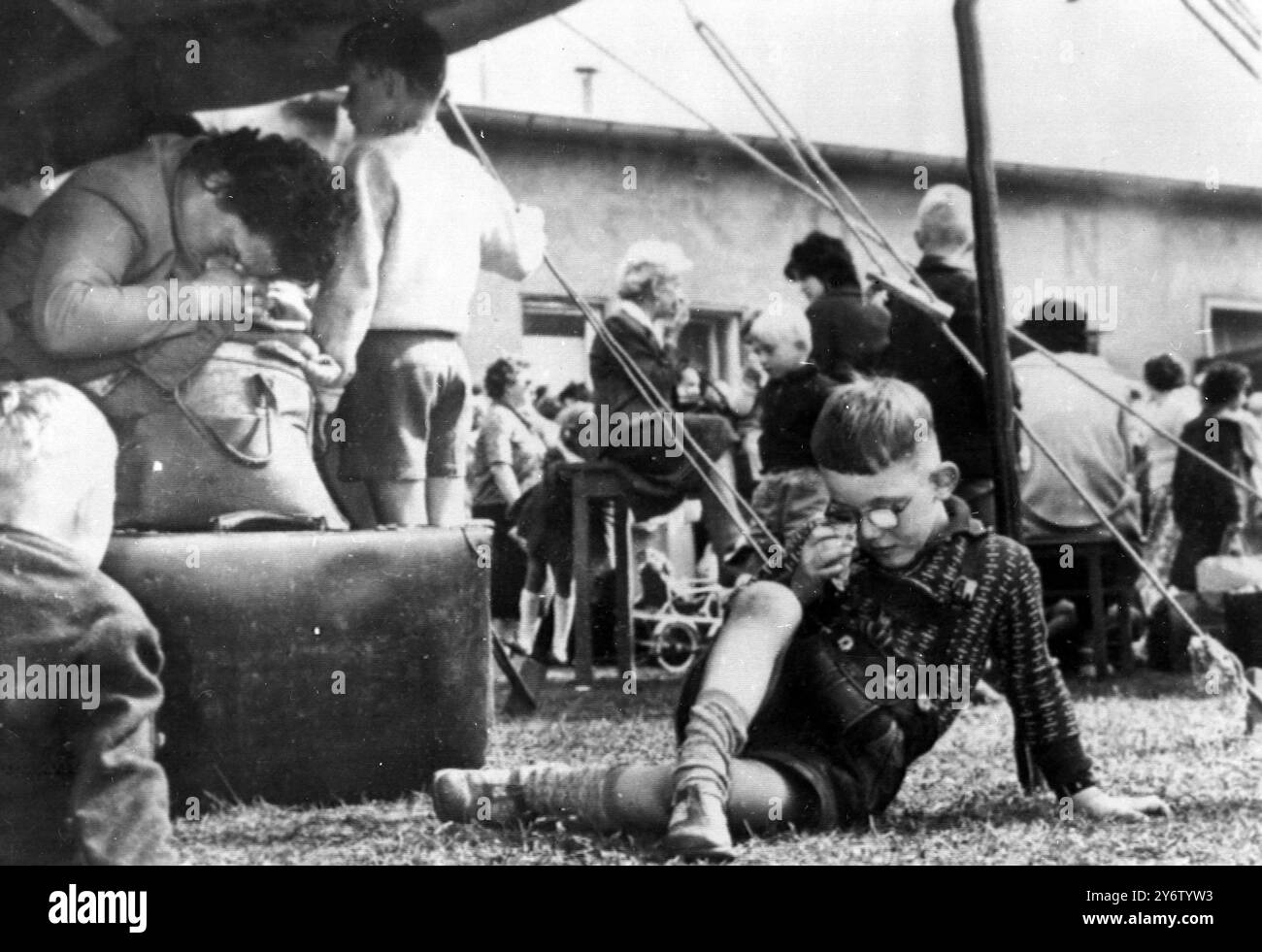 RIFUGIATO MADRE ESAUSTA RIFUGIATA RIPOSA DOPO LA FUGA DA BERLINO EST 12 AGOSTO 1961 Foto Stock