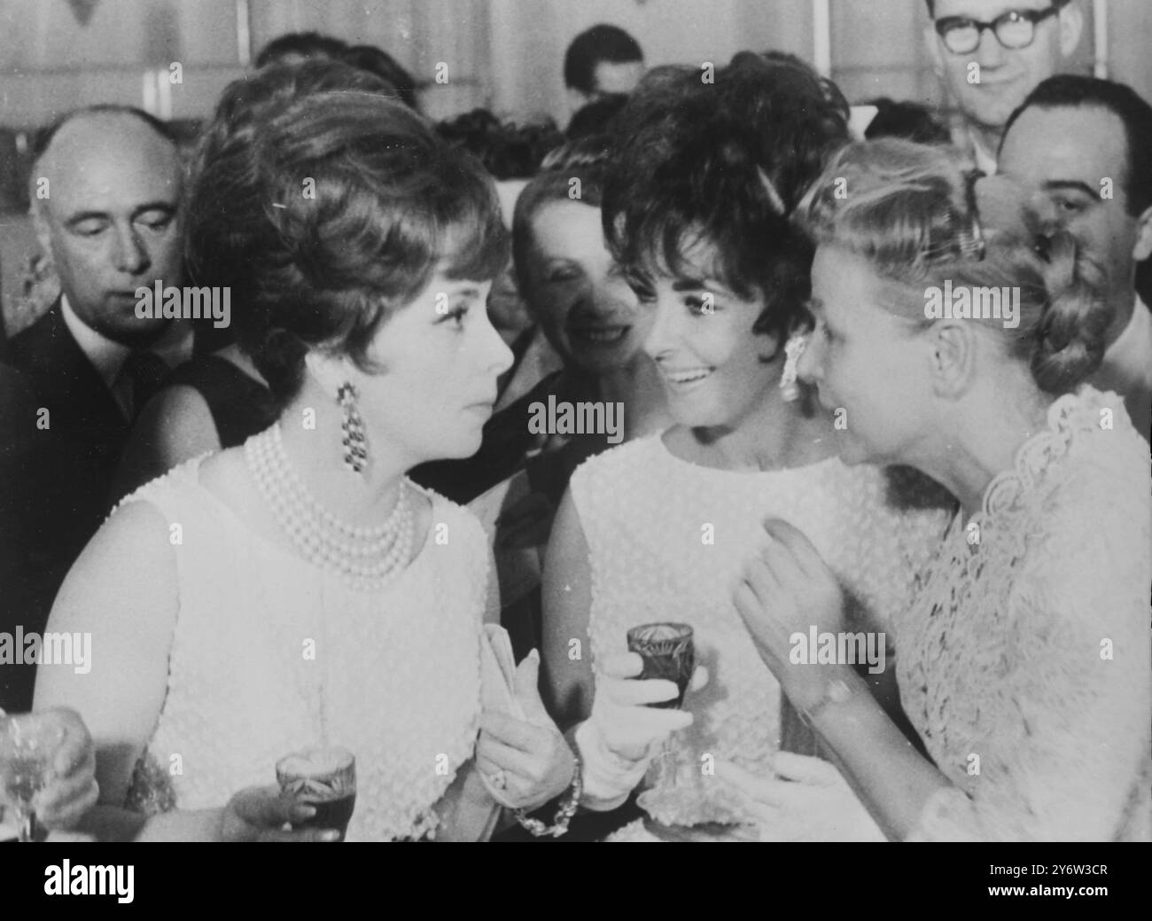 Due famose bellezze, entrambe con lo stesso abito Dior, ritratte a un ricevimento per le stelle che partecipano al Festival del Cinema di Mosca, sono l'italiana Gina Lollobrigida (a sinistra) e Elizabeth Taylor (al centro). Si vedono parlare con il ministro sovietico della cultura Ekaterina Furtseva. Il ricevimento si è tenuto la sera del 15 luglio 1961 al Cremlino di Mosca, URSS. 17 LUGLIO 1961 Foto Stock