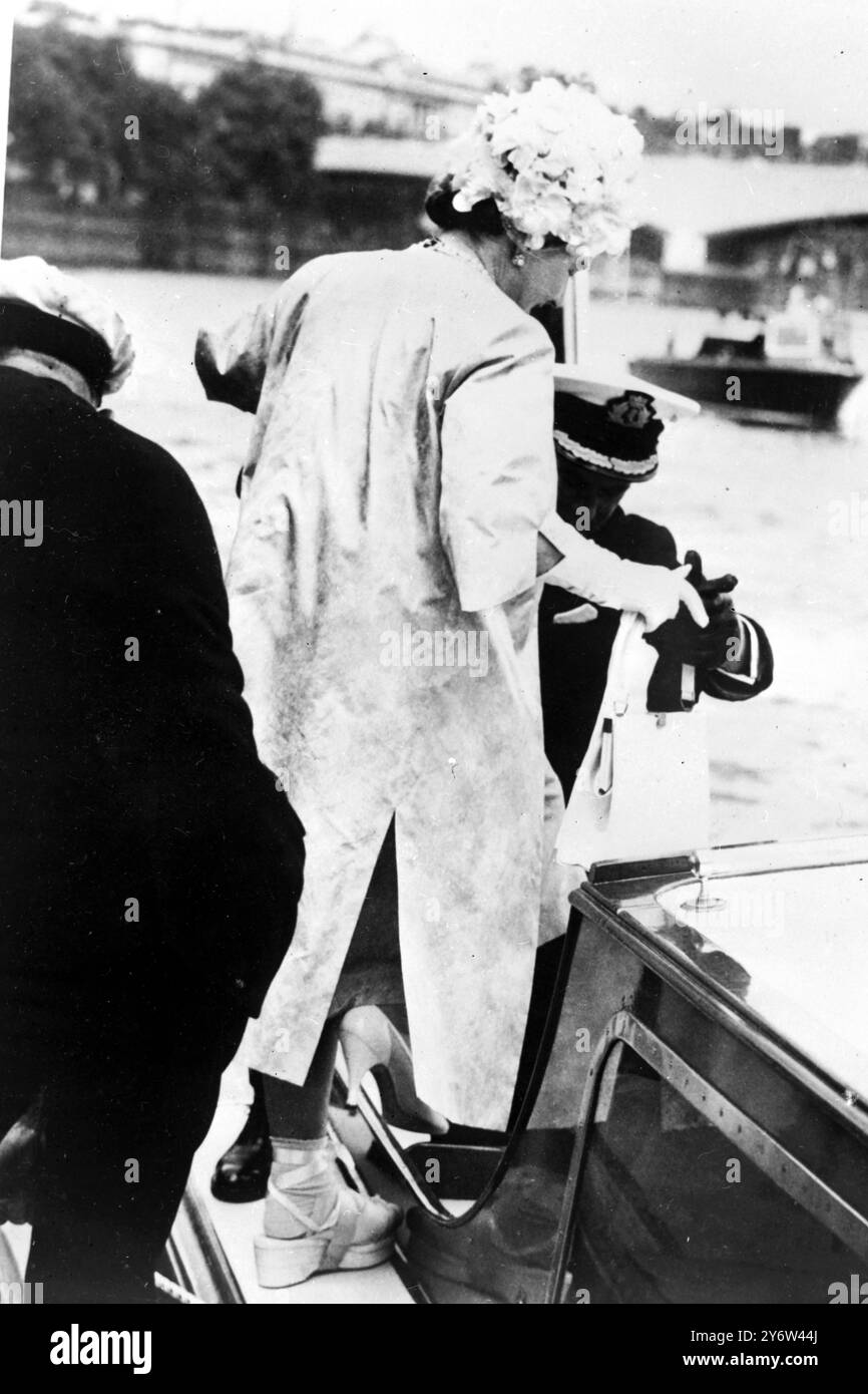 ELIZABETH LA REGINA MADRE SALPA A CHARING CROSS, LONDRA, 11 LUGLIO 1961 Foto Stock