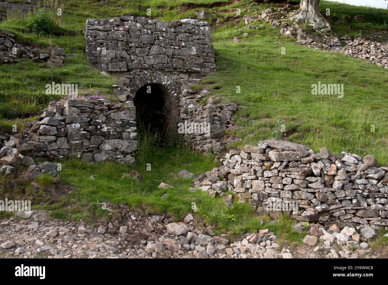 Forni di calce e vecchie miniere sulla strada B6270 da Keld a Kirby Stephen, Swaledale, Yorkshire Dales, Inghilterra Foto Stock