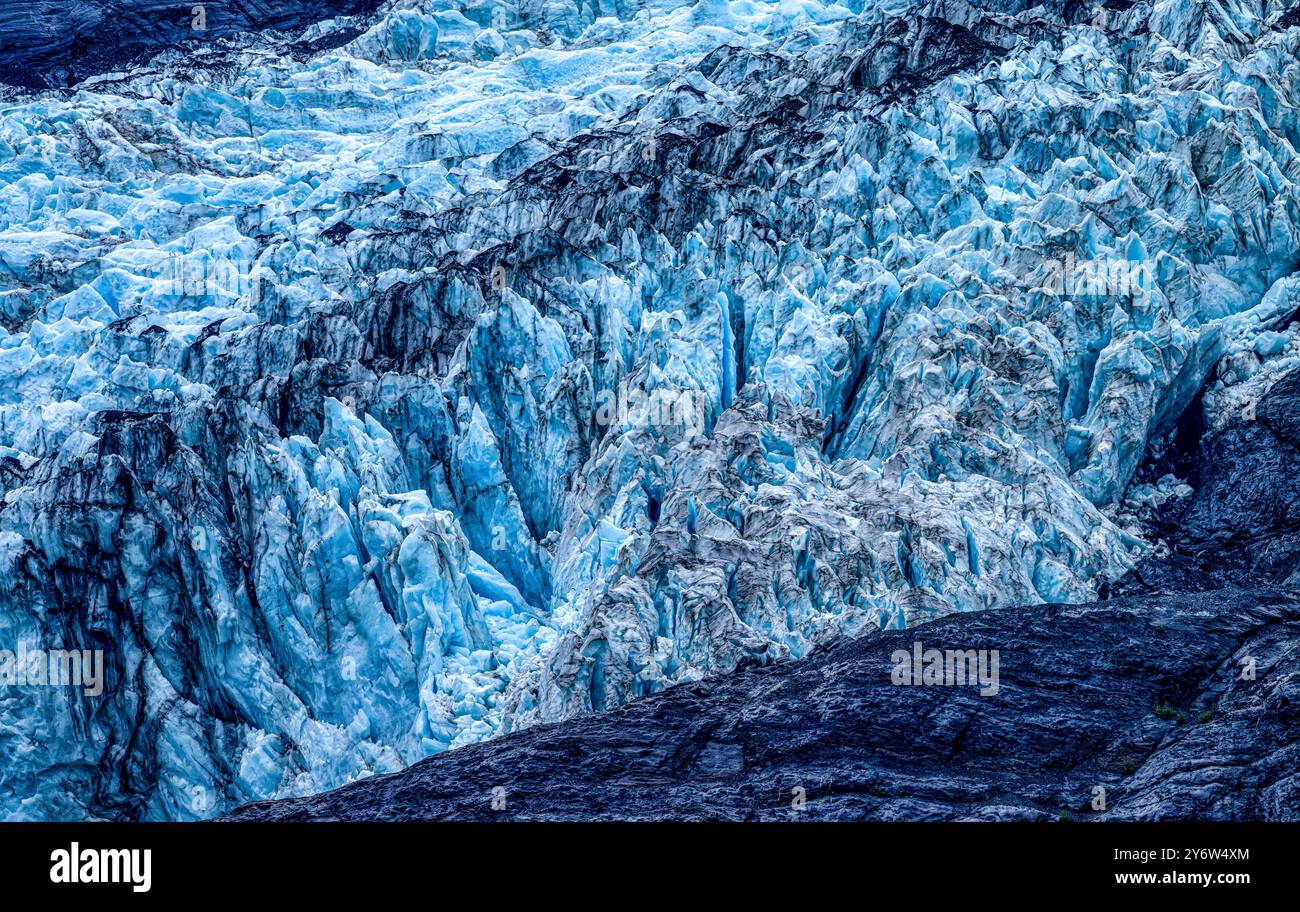 Primo piano dell'aspro paesaggio glaciale del ghiacciaio Harvard nel College Fjord Foto Stock