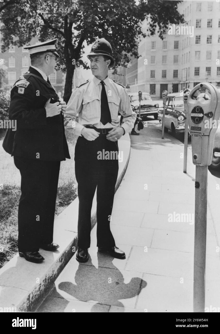 ONDATE DI CALORE TRAFFICO WARDEN IN GIACCA A 90 GRADI A LONDRA 1 LUGLIO 1961 Foto Stock