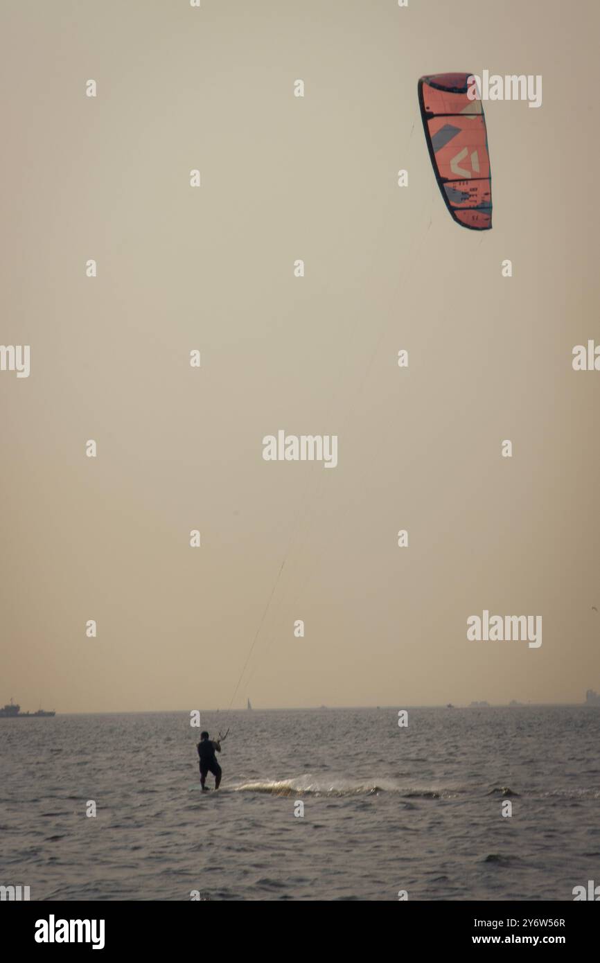 Si tratta di un'ampia ripresa verticale di un windsurf nel New Jersey, negli Stati Uniti Foto Stock
