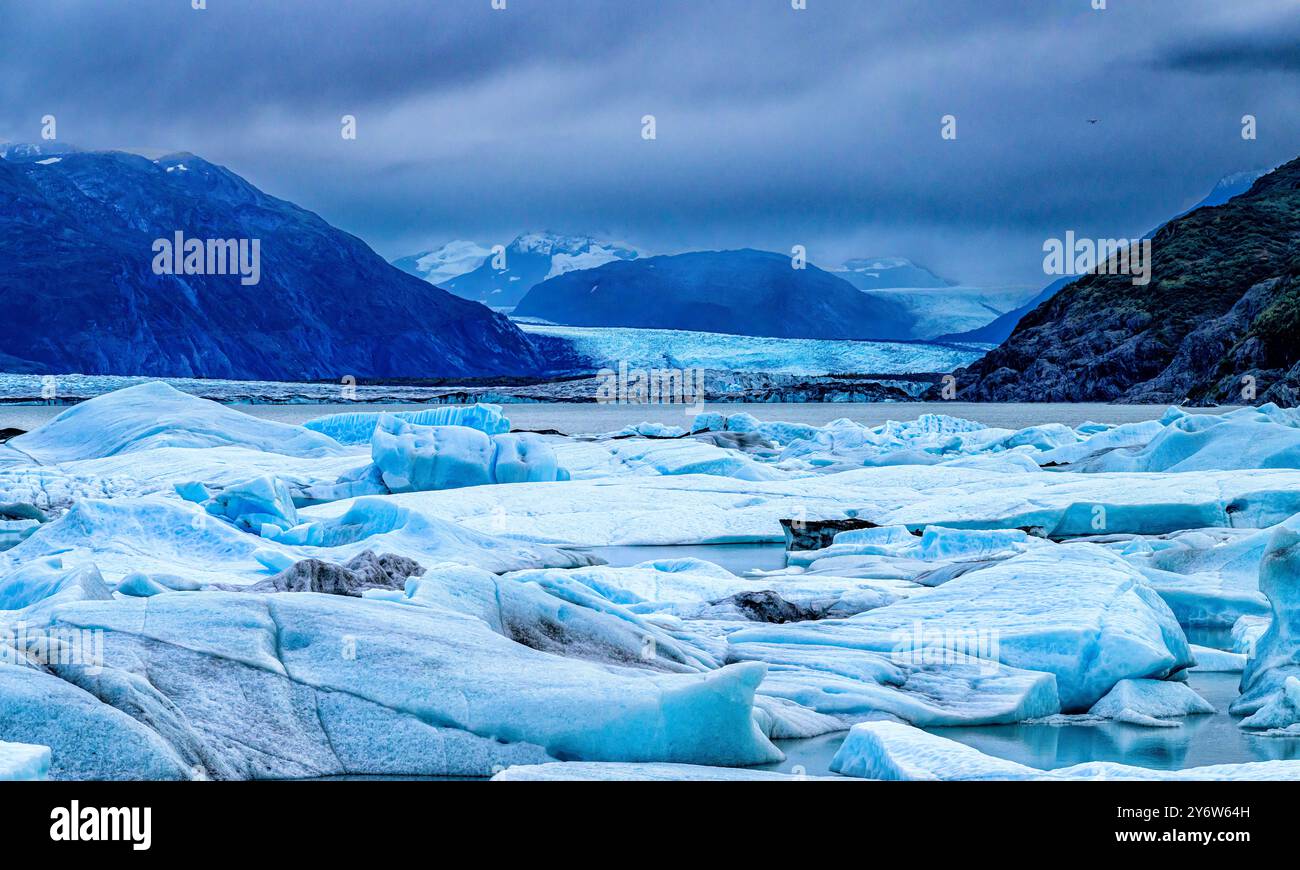 Iceberg blu che galleggiano nel fiume Knik, il capolinea del ghiacciaio Knik sullo sfondo Foto Stock