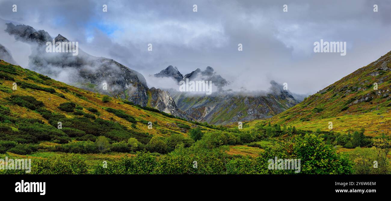 Basse nuvole che coprono la catena montuosa Talkeetna nelle vicinanze del passo Hatcher Foto Stock
