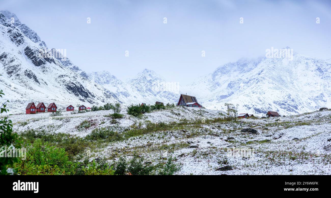 Hatcher Pass Lodge all'inizio di settembre con neve che copre la catena montuosa di Talkeetna Foto Stock