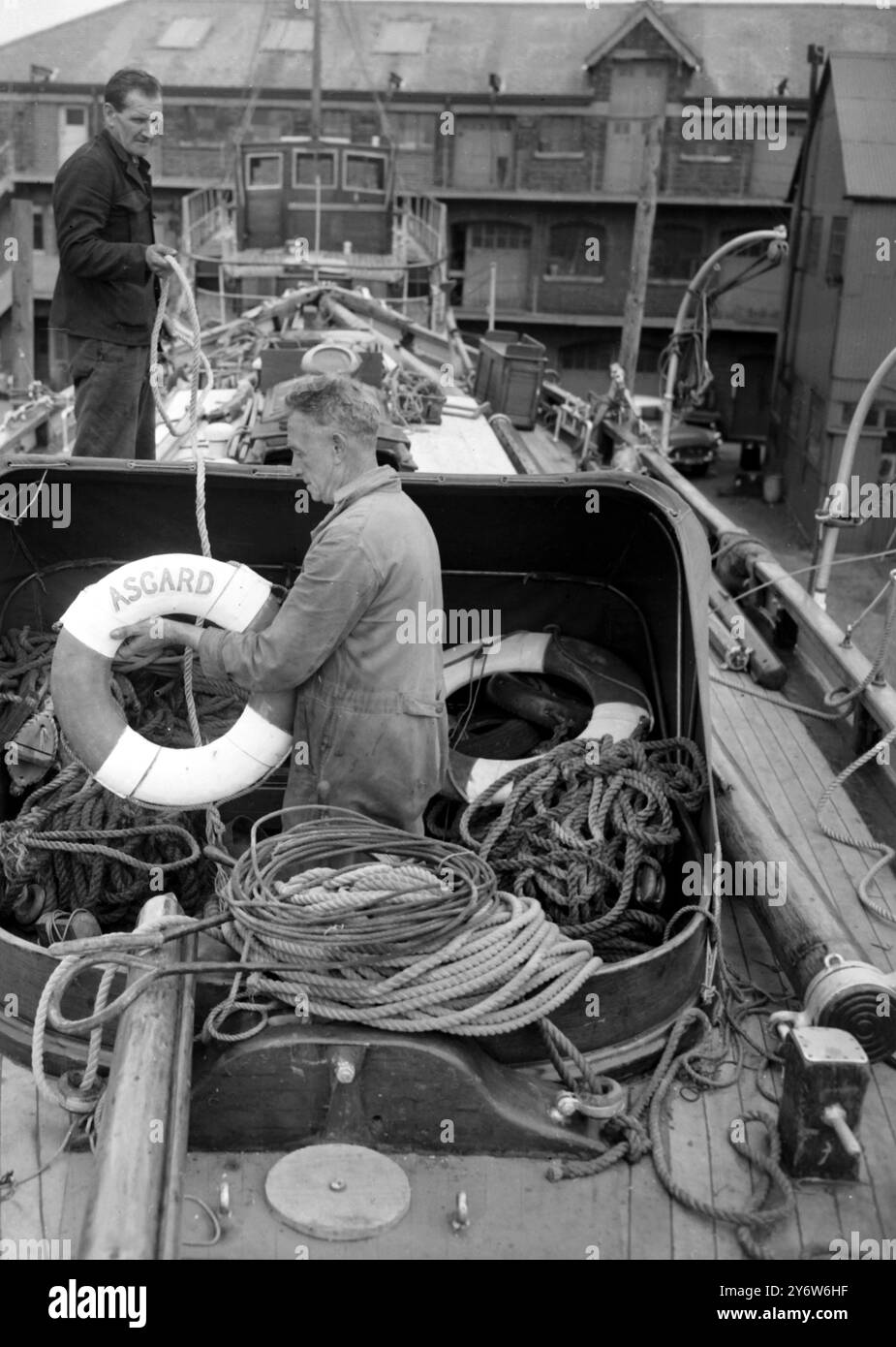 J. DURRANT A BORDO DELLO YACHT - ASGARD 15 GIUGNO 1961 Asgard fu l'ultimo e più famoso yacht di Erskine Childers: Nel giugno 1914 lo usò per contrabbandare un carico di 900 vecchi ma efficienti fucili Mauser Model 1871 e 29.000 cartucce di polvere nera al movimento dei volontari irlandesi nel villaggio di pescatori di Howth, nella contea di Dublino (in seguito noto come 'Howth gun-running'). Fu acquistata dal governo irlandese come nave da addestramento nel 1961, immagazzinata sulla terraferma nel deposito di Kilmainham Gaol nel 1979, e infine divenne una mostra statica al National Museum of Ireland nel 2012. Foto Stock