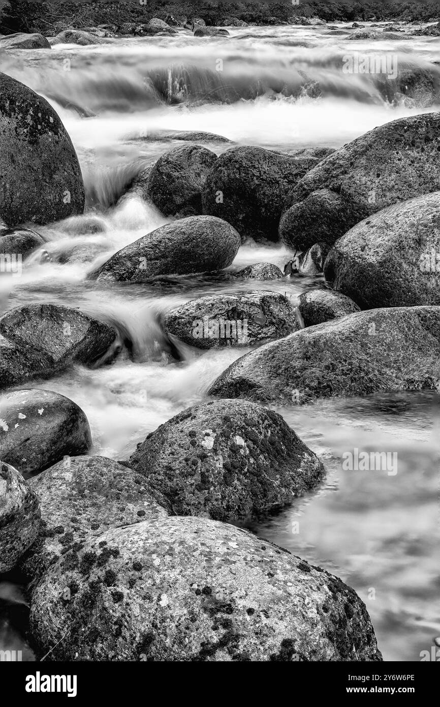 Il piccolo fiume Susitna scorre su un campo di massi prima di scendere in un piccolo canyon Foto Stock