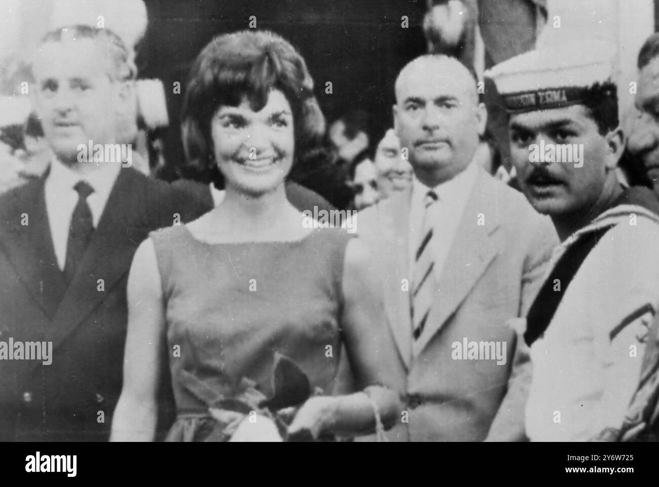 JACQUELINE JACKIE KENNEDY - MOGLIE DI JFK VISITA HYDRA IN GRECIA - SINDACO RACHALIAS / 10 GIUGNO 1961 Foto Stock