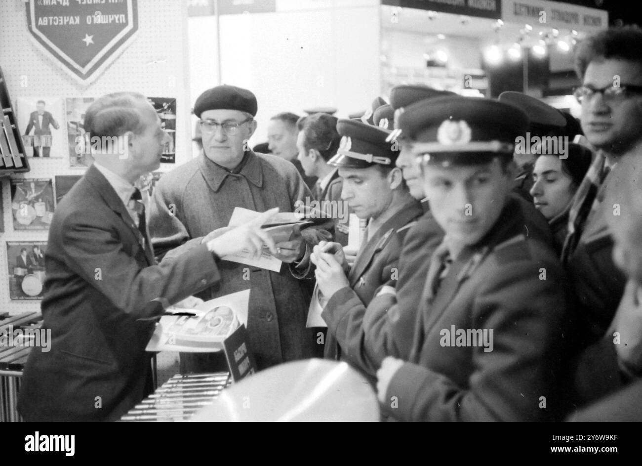 LETTERATURA GRATUITA PER I RUSSI A MOSCA 22 MAGGIO 1961 Foto Stock