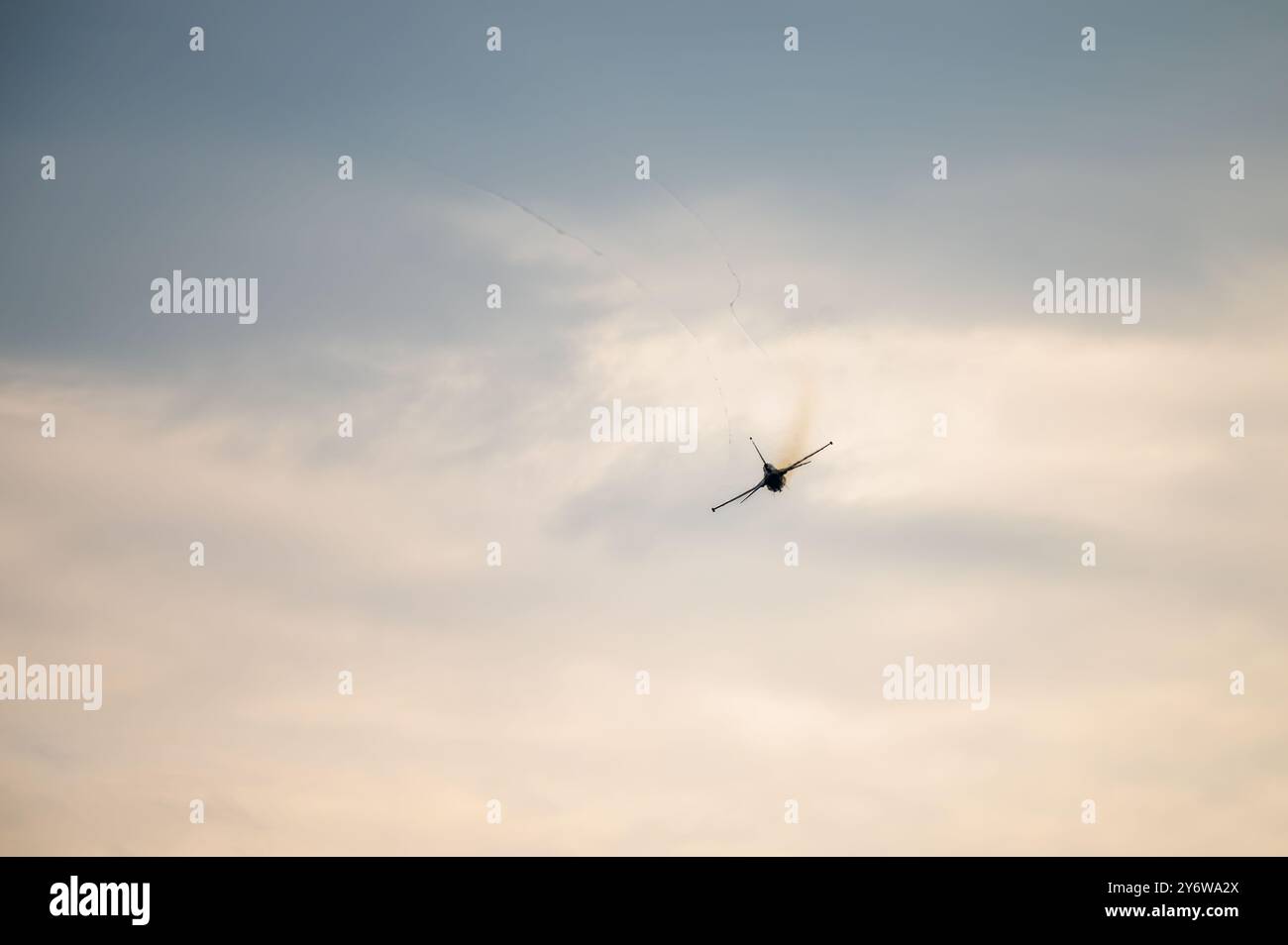 Il capitano dell'aeronautica statunitense Taylor "FEMA" Hiester, comandante e pilota dell'F-16 Viper Demonstration Team, riposizionamenti durante il Sanicole International Airshow 2024 a Hechtel-Eksel, Belgio, 22 settembre 2024. L'esposizione del Viper mirava a coinvolgere e informare le generazioni future interessate all'aviazione all'interno della comunità militare della NATO. (Foto U.S. Air Force di Senior Airman Meghan Hutton) Foto Stock