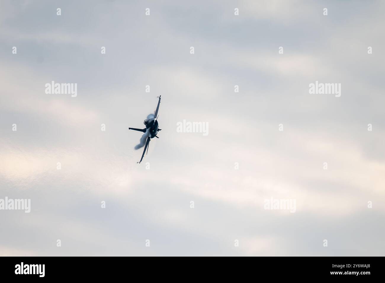 Il capitano Taylor "FEMA" Hiester, comandante e pilota dell'F-16 Viper Demonstration Team, esegue una virata ad alto G durante il Sanicole International Airshow 2024 a Hechtel-Eksel, Belgio, 22 settembre 2024. Tali eventi offrono ai membri del servizio statunitense l'opportunità di interagire direttamente con il pubblico europeo, promuovendo la buona volontà e la comprensione tra le nazioni. (Foto U.S. Air Force di Senior Airman Meghan Hutton) Foto Stock