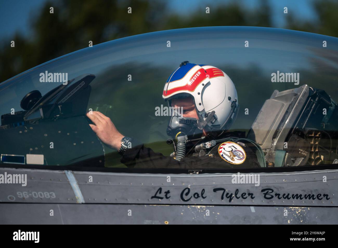 Il capitano Taylor "FEMA" Hiester, comandante e pilota dell'F-16 Viper Demonstration Team, esegue controlli pre-volo durante il Sanicole International Airshow 2024 presso la Kleine-Brogel Air base, Belgio, 20 settembre 2024. La professionalità del Viper Demonstration Team riflette l'impegno condiviso per l'eccellenza operativa all'interno della U.S. Air Force e dei suoi alleati. (Foto U.S. Air Force di Senior Airman Meghan Hutton) Foto Stock