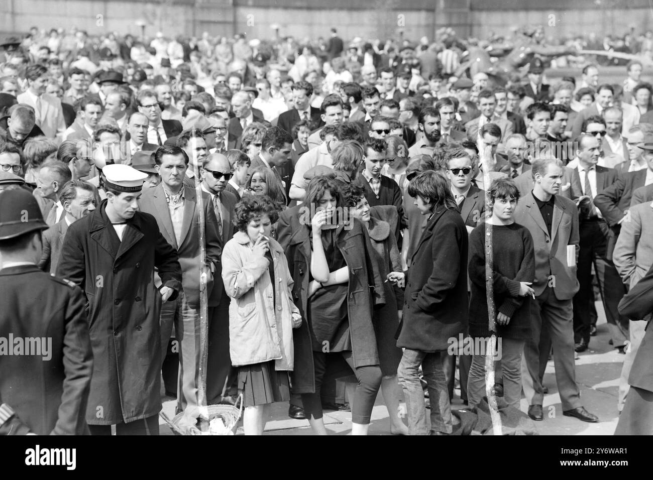 FOLLE ALLO SQUERE TRAFALGAR A LONDRA 14 MAGGIO 1961 Foto Stock