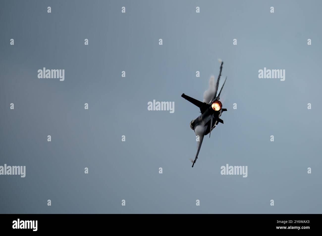 Il capitano Taylor "FEMA" Hiester, comandante e pilota dell'F-16 Viper Demonstration Team, esegue una manovra di svolta a falco durante il Sanicole International Airshow 2024 a Hechtel-Eksel, Belgio, 22 settembre 2024. L'apparizione dell'F-16 Viper a Sanicole è stata una testimonianza del continuo impegno della U.S. Air Force a mostrare l'eccellenza dell'aviazione militare in occasione di eventi internazionali. (Foto U.S. Air Force di Senior Airman Meghan Hutton) Foto Stock