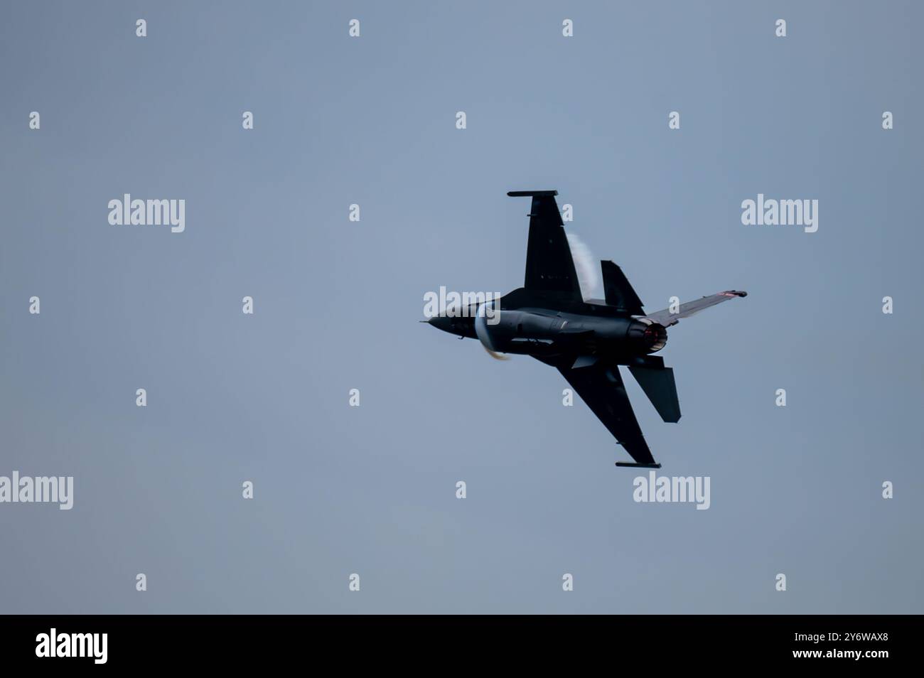 Il capitano Taylor "FEMA" Hiester, comandante e pilota dell'F-16 Viper Demonstration Team, si riposiziona dopo un passaggio ad alta velocità durante il Sanicole International Airshow 2024 a Hechtel-Eksel, Belgio, 22 settembre 2024. La visibilità delle dimostrazioni di singole navi statunitensi aiuta a scoraggiare potenziali minacce dimostrando la prontezza e le capacità delle forze americane. (Foto U.S. Air Force di Senior Airman Meghan Hutton) Foto Stock