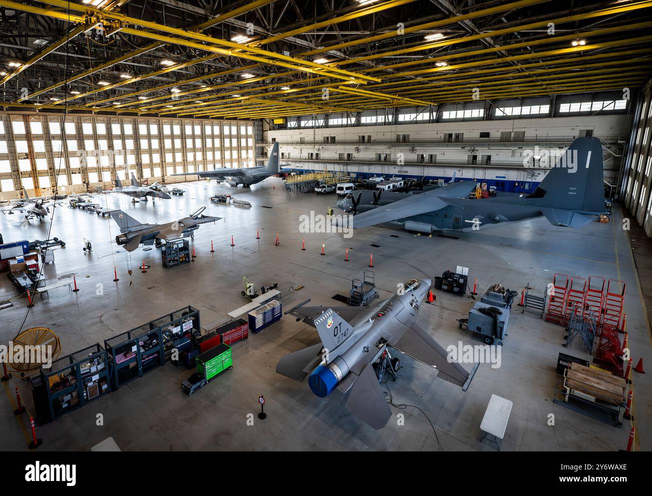 Gli aerei riempiono King Hangar per evitare potenziali condizioni meteorologiche dall'uragano Helene settembre 25 alla base dell'aeronautica di Eglin, Florida. La base era in modalità di preparazione completa per preparare e mettere in sicurezza veicoli, edifici e aerei per il prossimo tempo. (Foto U.S. Air Force di Matt Veasley) Foto Stock