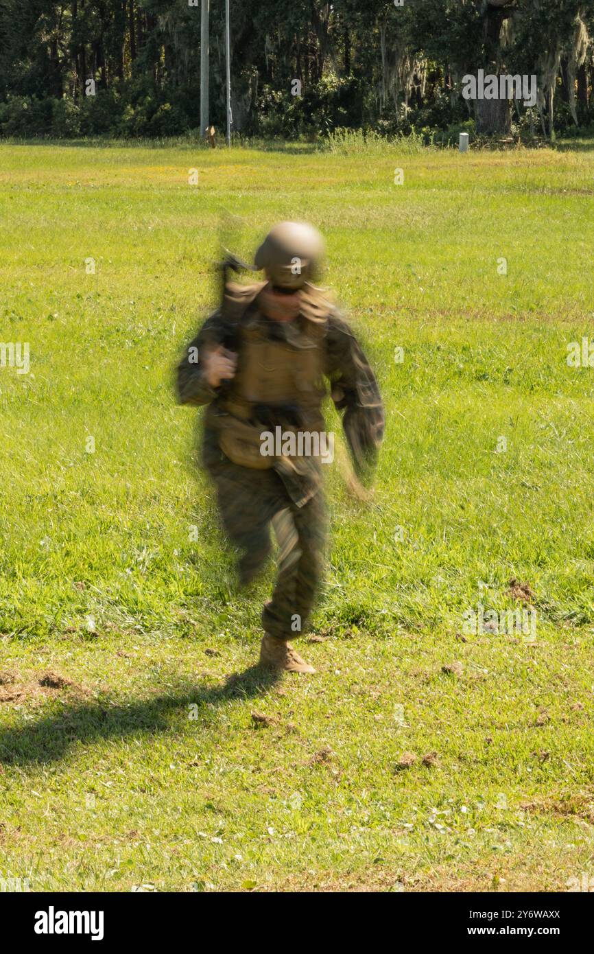 Daniel Williams, un leader del gruppo dei vigili del fuoco con il Battaglione della forza di sicurezza dei Marine Corps, Kings Bay, partecipa al corso del fuoco durante un'esercitazione di tiro che coinvolge obiettivi T50 e T60 sul Depot delle reclute del corpo dei Marines Parris Island, S.C., 23 settembre 2024. L'esercitazione di tiro verifica l'affidabilità dell'utilizzo di bersagli robotici a bordo del deposito. (Foto del corpo dei Marines degli Stati Uniti di Lance Cpl. Ayden Cassano) Foto Stock