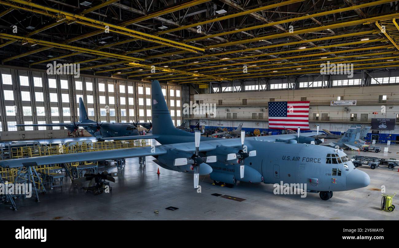 Gli aerei riempiono King Hangar per evitare potenziali condizioni meteorologiche dall'uragano Helene settembre 25 alla base dell'aeronautica di Eglin, Florida. La base era in modalità di preparazione completa per preparare e mettere in sicurezza veicoli, edifici e aerei per il prossimo tempo. (Foto U.S. Air Force di Matt Veasley) Foto Stock