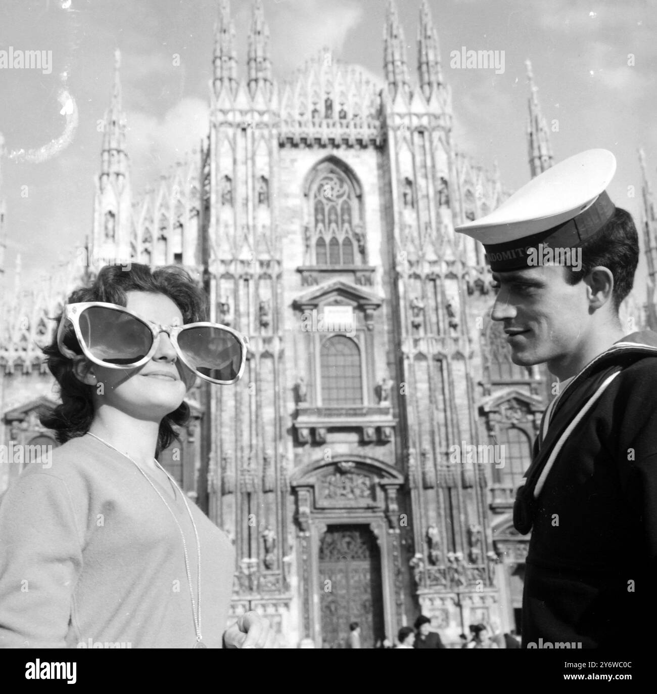 OCCHIALI DA VISTA MODA OCCHIALI DA SOLE COPPIA ALLARGATA 4 MAGGIO 1961 Foto Stock