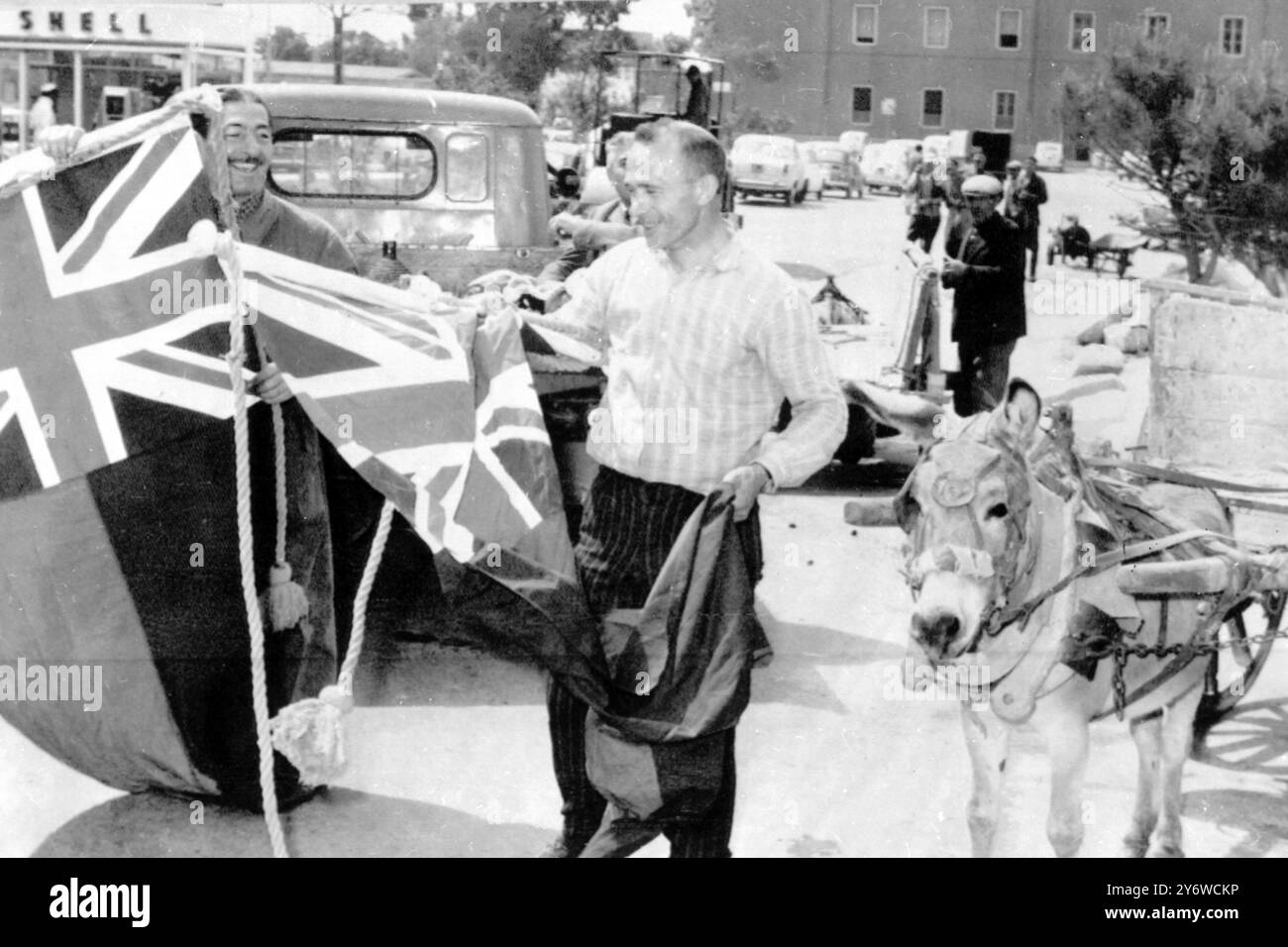 UNION JACK BANDIERE PRONTE PER LA REGINA ELISABETTA II IN SARDEGNA 28 APRILE 1961 Foto Stock