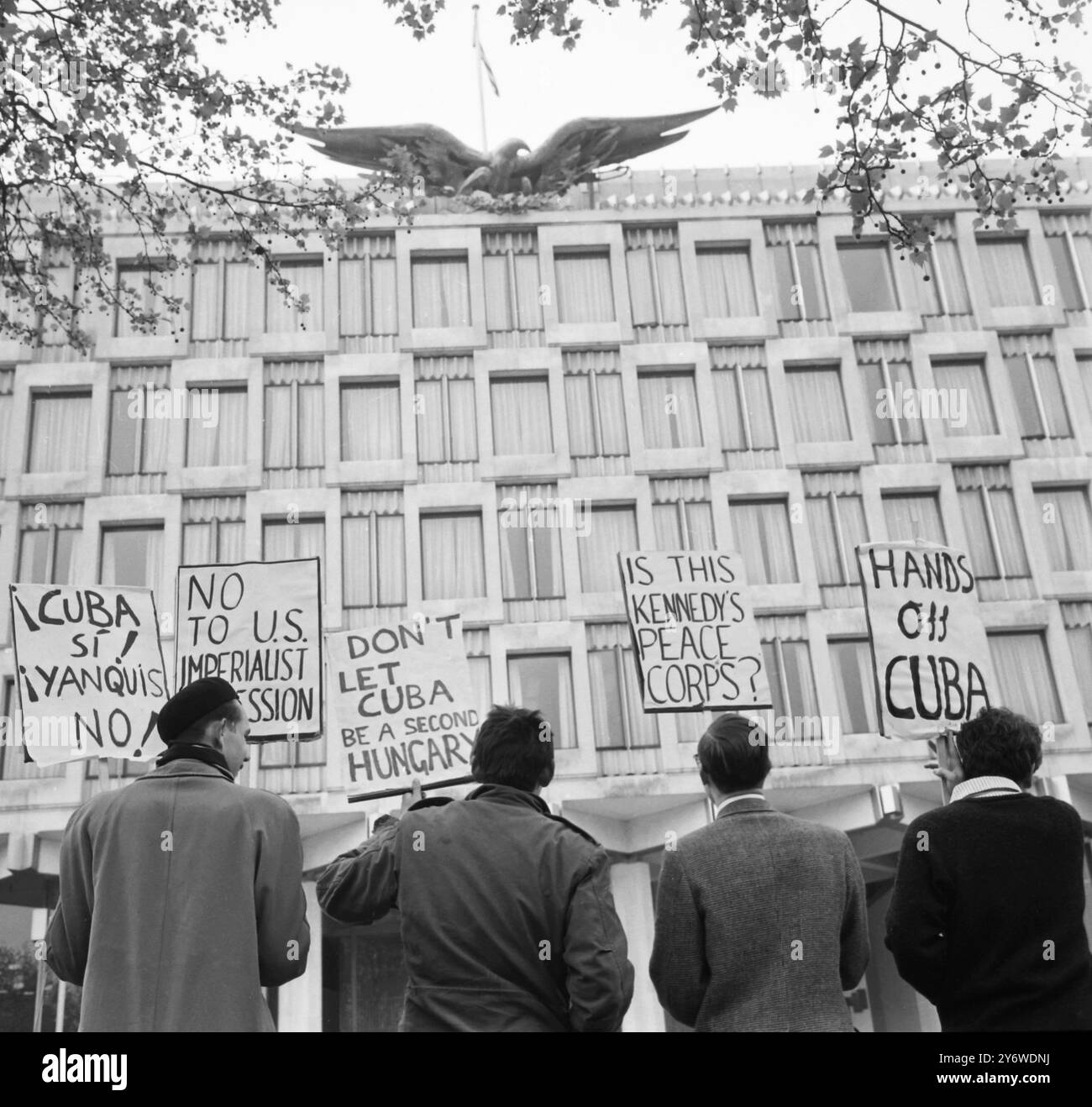 19 APRILE 1961 I MANIFESTANTI PICCHETTANO FUORI DALL'AMBASCIATA DEGLI STATI UNITI IN PIAZZA GROSVENOR IN SEGNO DI PROTESTA CONTRO IL COINVOLGIMENTO DEGLI STATI UNITI NELL'ATTERRAGGIO DEI RIBELLI CUBANI. LONDRA, INGHILTERRA. Foto Stock