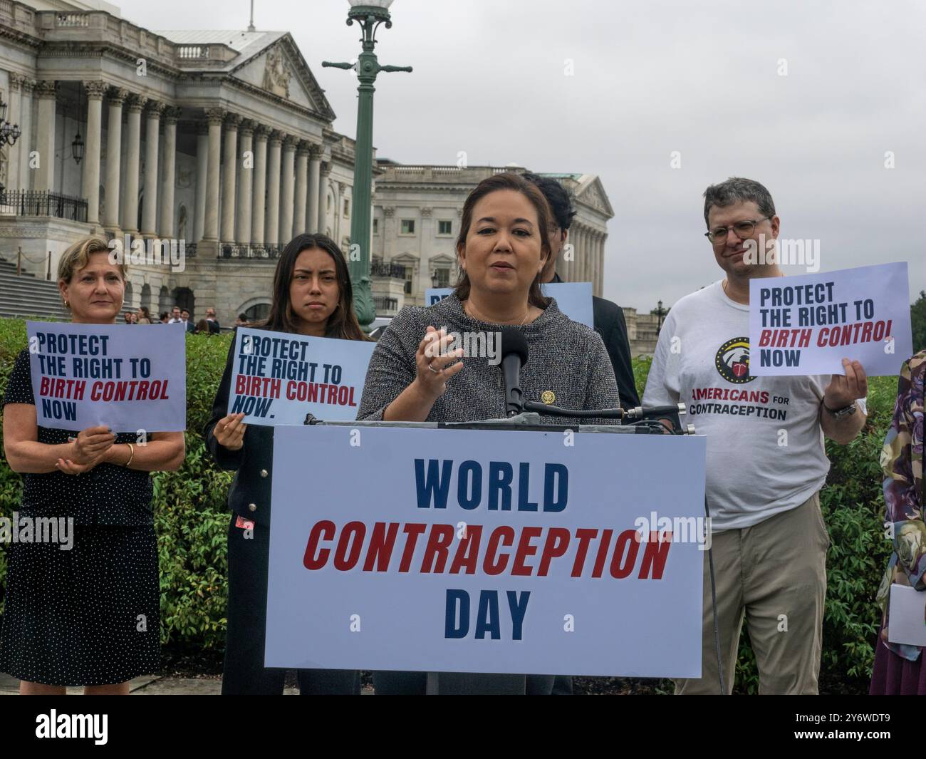Washington, District of Columbia, USA. 26 settembre 2024. Durante la giornata mondiale della contraccezione, la Rep. JILL TOKUDA (D-HI) sfida i suoi colleghi repubblicani a sperimentare le situazioni di assistenza sanitaria che richiedono farmaci anticoncezionali per motivi diversi dalla riproduzione. Il deputato repubblicano non è riuscito a sostenere la legislazione che protegge il diritto alla contraccezione. (Credit Image: © sue Dorfman/ZUMA Press Wire) SOLO PER USO EDITORIALE! Non per USO commerciale! Foto Stock