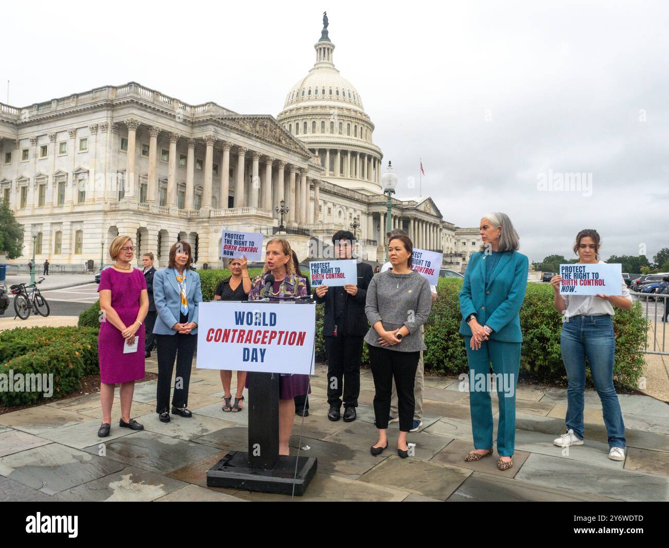 Washington, District of Columbia, USA. 26 settembre 2024. Nella giornata mondiale della contraccezione, la Rep. DEBBIE WASSERMAN SCHULTZ (D-FL) è affiancata dalla Whip democratica KATHERINE CLARK (D-ma), dalla Rep. KATHY MANNING (D-NC), dalla Rep. JILL TOKUDA (D-HI), e i sostenitori della libertà riproduttiva affrontano i loro colleghi repubblicani che non supportano la legislazione che garantisce l'accesso alla contraccezione. (Credit Image: © sue Dorfman/ZUMA Press Wire) SOLO PER USO EDITORIALE! Non per USO commerciale! Foto Stock