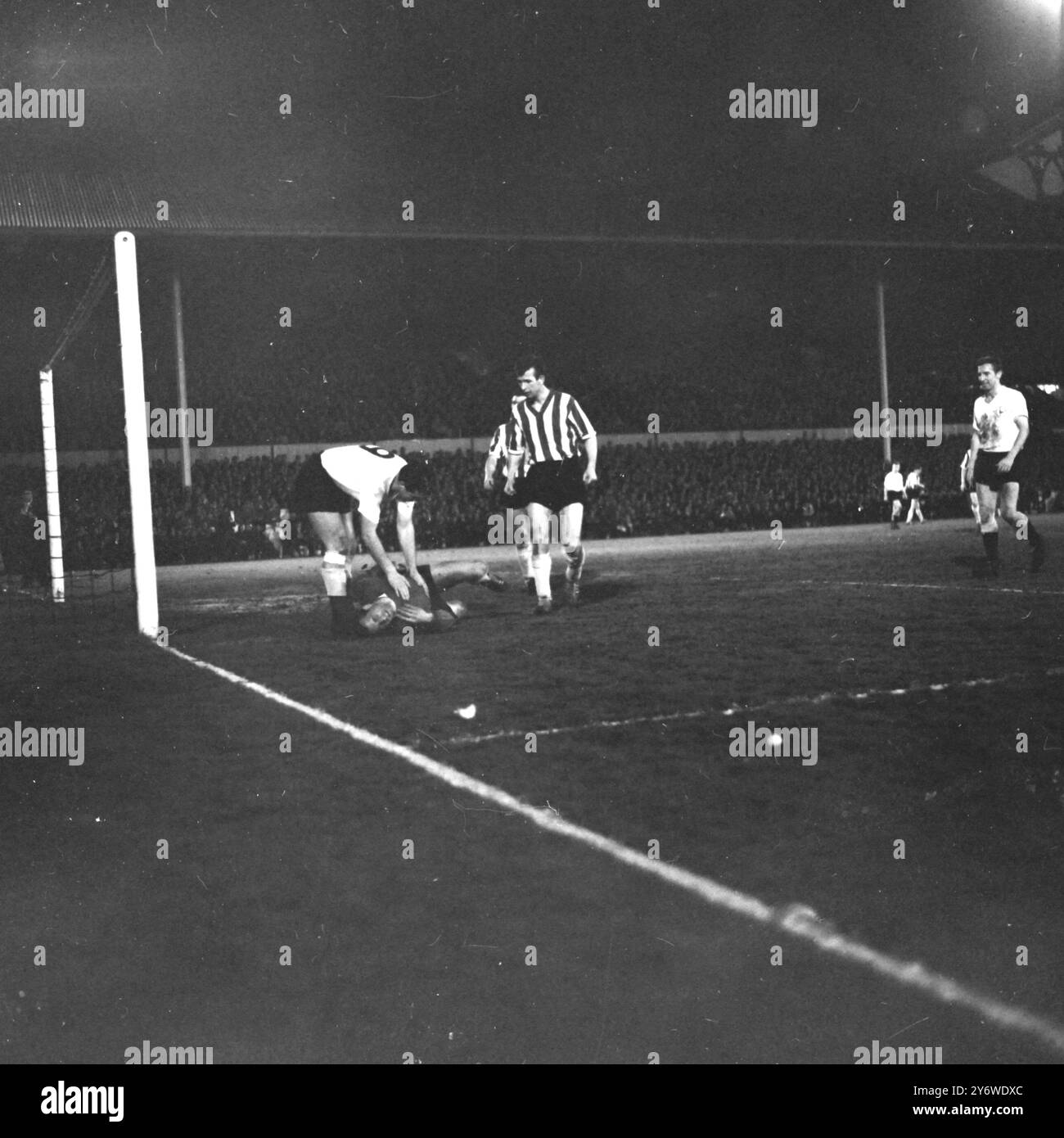 TOTTENHAM HOTSPUR V SHEFFIELD WEDNESDAY FOOTBAL MATCH 17 APRILE 1961 Foto Stock