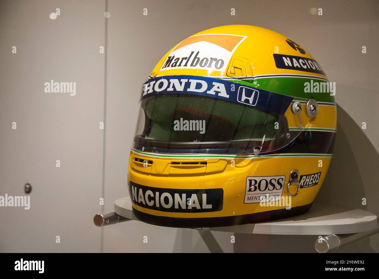 Il casco dell'ex pilota Ayrton Senna in mostra presso l'H.S.H The Prince of Monaco's Car Collection di Monte Carlo. Foto Stock
