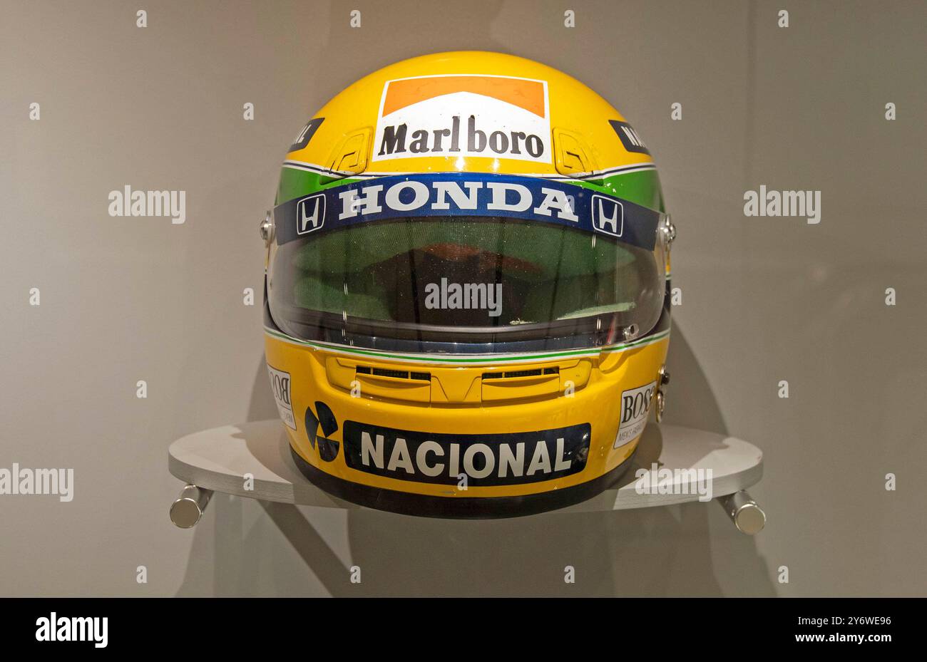 Il casco dell'ex pilota Ayrton Senna in mostra presso l'H.S.H The Prince of Monaco's Car Collection di Monte Carlo. Foto Stock