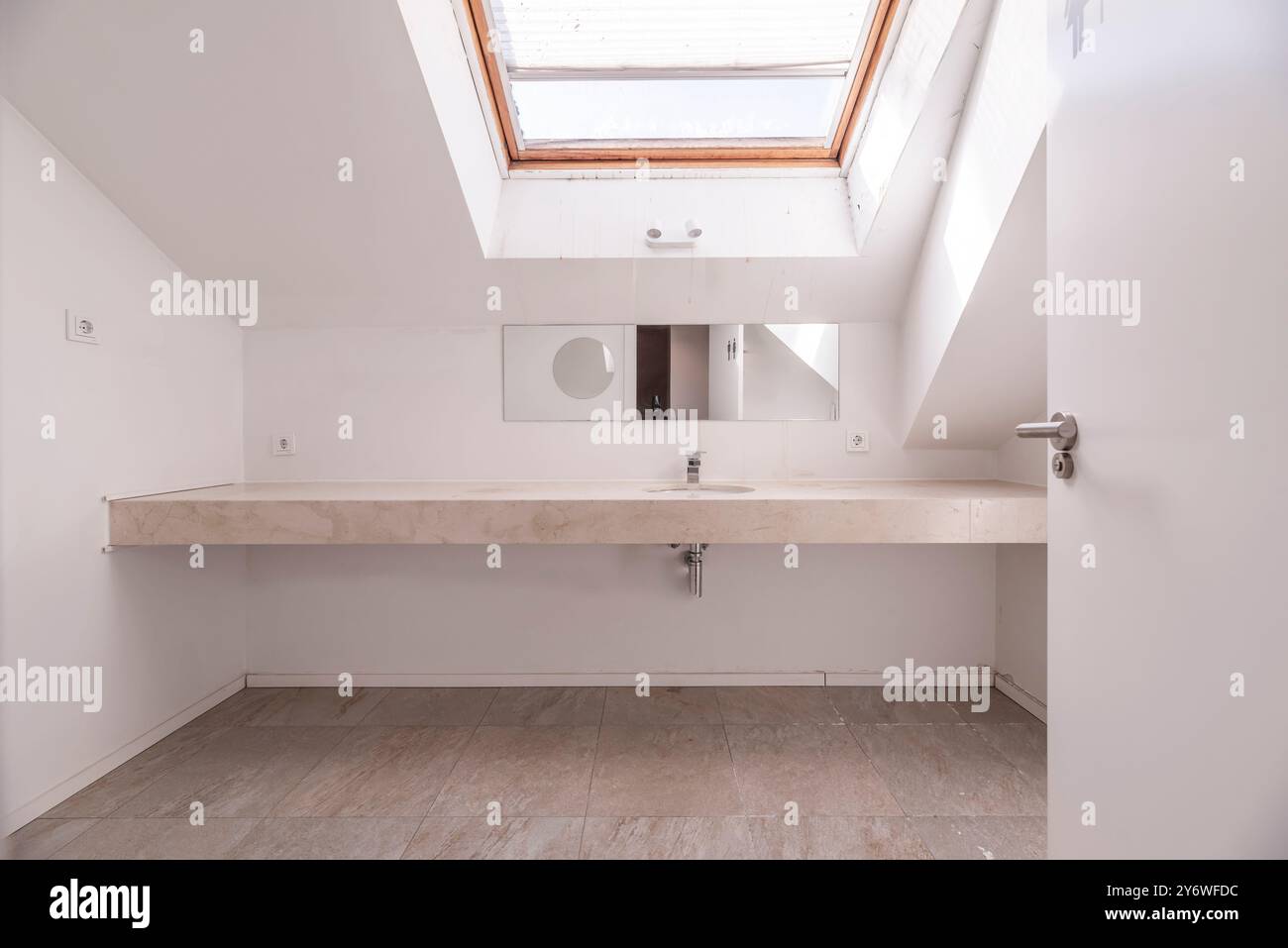 I bagni moderni adottano spesso un approccio minimalista, con linee pulite e un'estetica semplice Foto Stock