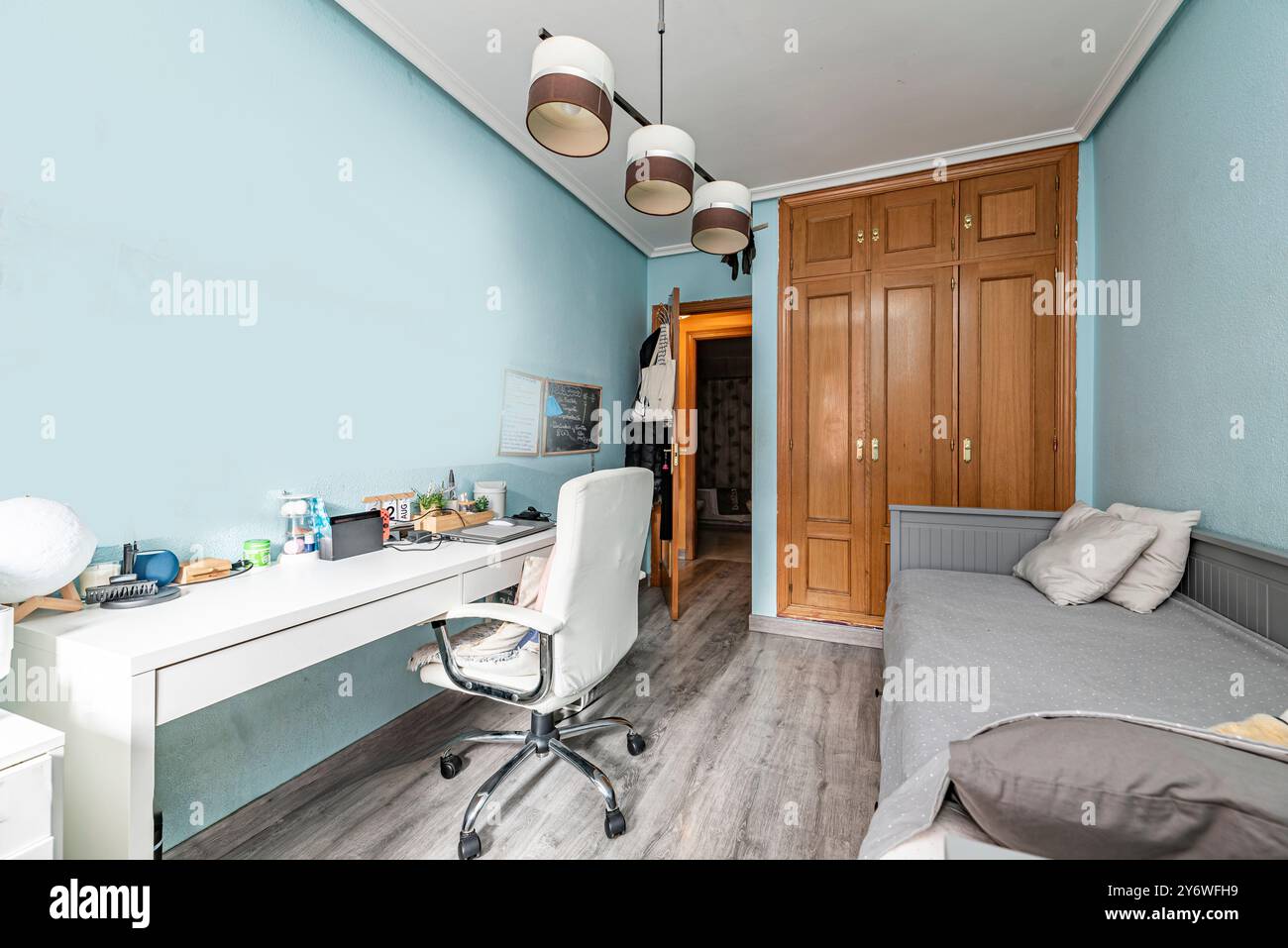 È importante scegliere una scrivania sufficientemente grande e dotata di spazio per organizzare libri, forniture scolastiche e dispositivi elettronici Foto Stock