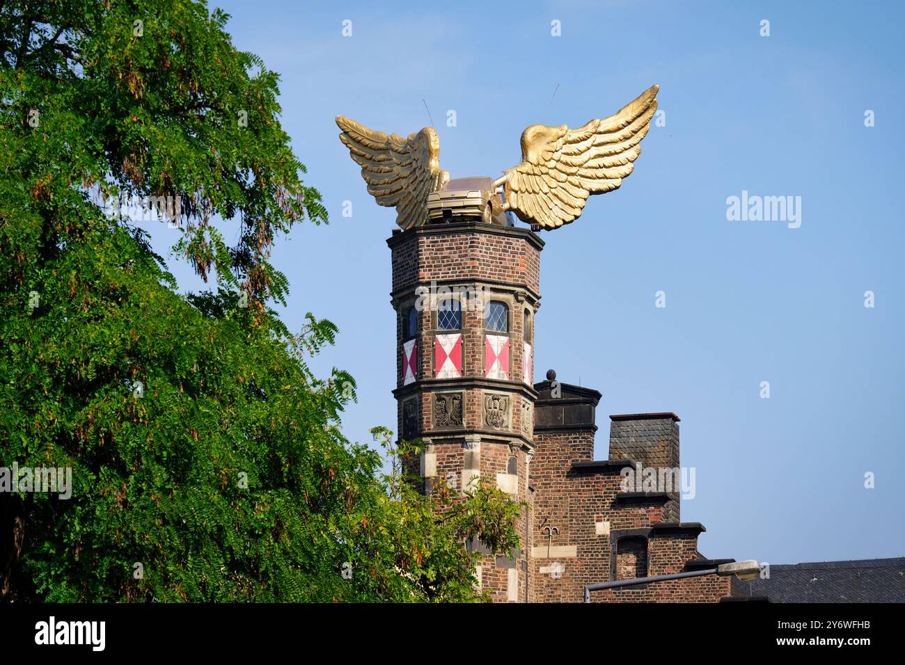 Colonia, Germania, 18 settembre 2024: Un'auto dorata con le ali sulla torre delle scale della Zeughaus elencata nel centro storico di Colonia, iniziata dall'artista Foto Stock