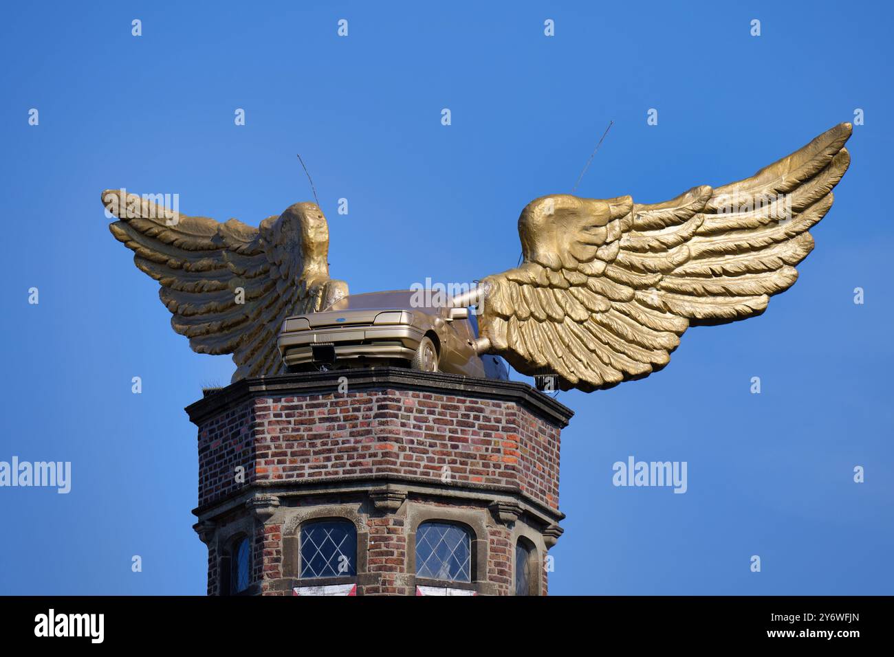 Colonia, Germania, 18 settembre 2024: Un'auto dorata con le ali sulla torre delle scale della Zeughaus elencata nel centro storico di Colonia, iniziata dall'artista Foto Stock