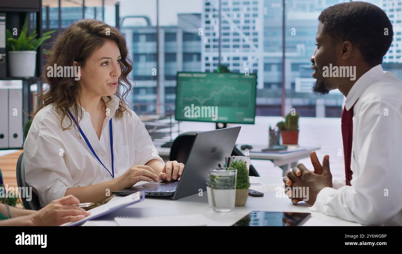 Il candidato si siede di fronte al team degli intervistatori nell'ufficio di fascia alta, presentando le qualifiche e discutendo varie opportunità di lavoro o percorsi professionali all'interno dell'azienda. Occupazione. Telecamera A.. Foto Stock