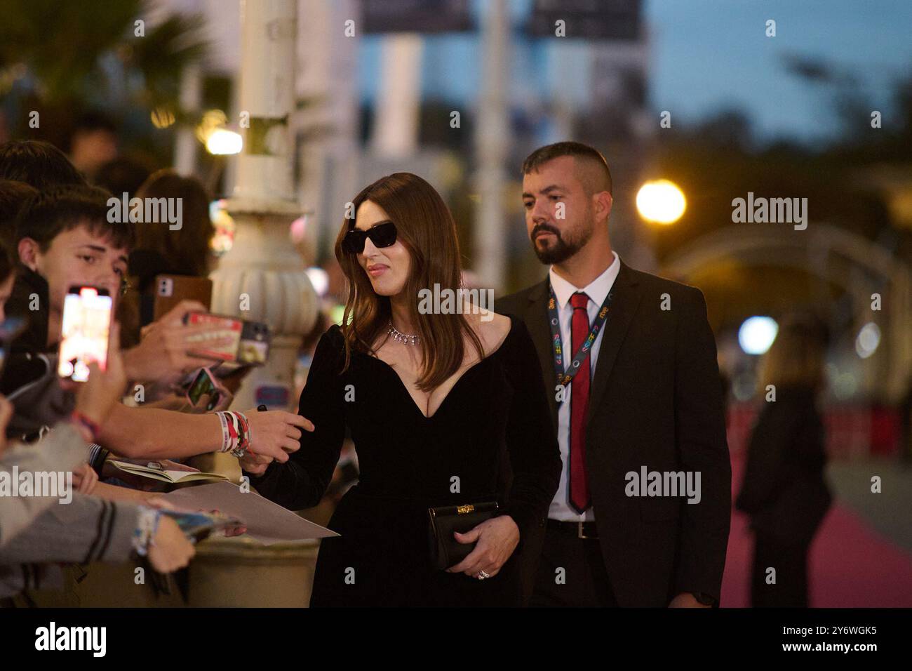 San Sebastian, Spagna. 26 settembre 2024. Monica Bellucci e Tim Burton assistono al Red carpet di Maria Callas durante il 72° San Sebastian International Film Festival a San Sebastian, Spagna, il 26 settembre 2024. (Foto di COOLMedia/NurPhoto) credito: NurPhoto SRL/Alamy Live News Foto Stock